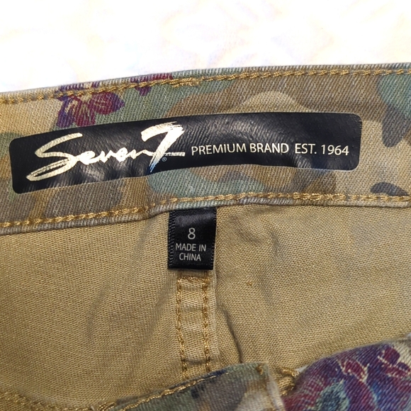 Seven7 Mid-Rise Slim Straight Camo Cutoff Shorts Women's Sz 8 - Picture 5 of 7